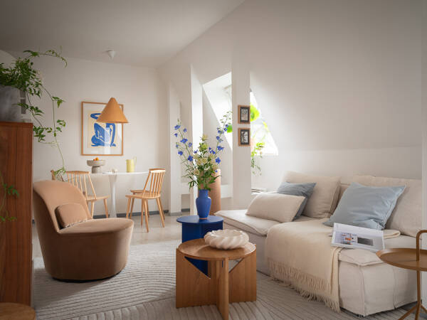 Яркая небольшая квартира-студия на последнем этаже (39 кв. м) Яркая небольшая квартира-студия на последнем этаже (39 кв. м)