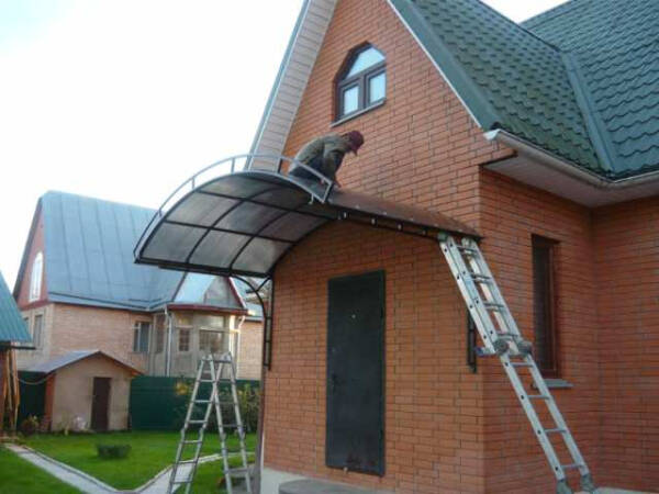 Навес над крыльцом входной двери Навес над крыльцом входной двери