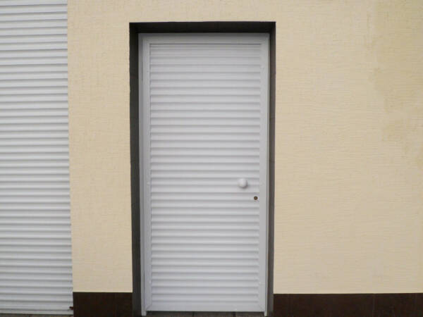 Использование наружных и внутренних рольставней на дверях Использование наружных и внутренних рольставней на дверях