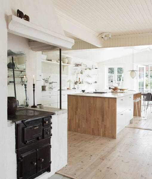 Красный коттедж с белоснежными окнами: прекрасная дача в Швеции Красный коттедж с белоснежными окнами: прекрасная дача в Швеции