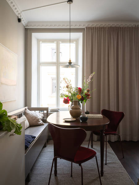 Бежевые стены, яркий декор и тёмная спальня: квартира в Гетеборге (68 кв. м) Бежевые стены, яркий декор и тёмная спальня: квартира в Гетеборге (68 кв. м)