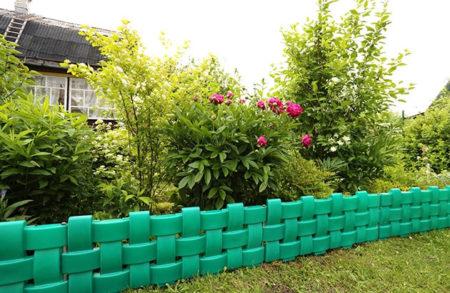 Установка маленького забора на участке Установка маленького забора на участке