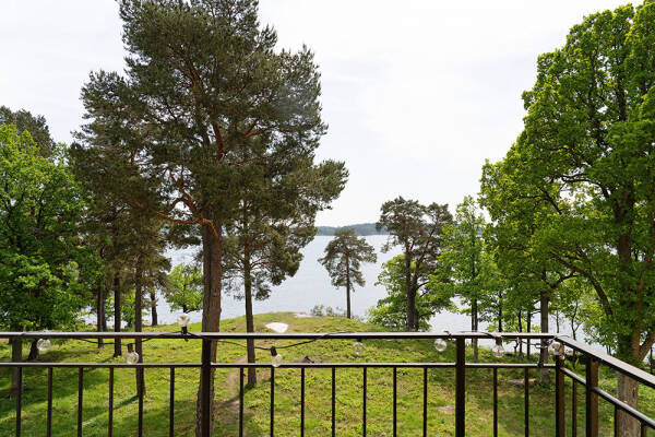 Оттенки синего и современное искусство: просторная квартира в Швеции с видом на озеро Оттенки синего и современное искусство: просторная квартира в Швеции с видом на озеро