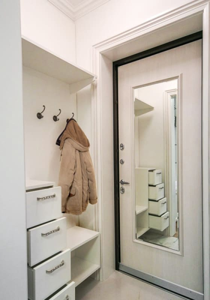 Лаконично и красиво: обзор белых входных дверей с зеркалом Лаконично и красиво: обзор белых входных дверей с зеркалом