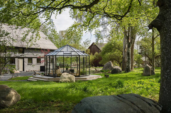 Стильный дом с чёрными элементами в декоре на месте старого амбара Стильный дом с чёрными элементами в декоре на месте старого амбара