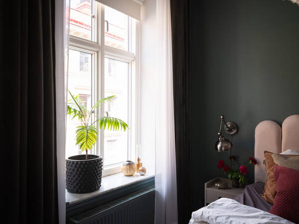 Бежевые стены, яркий декор и тёмная спальня: квартира в Гетеборге (68 кв. м) Бежевые стены, яркий декор и тёмная спальня: квартира в Гетеборге (68 кв. м)