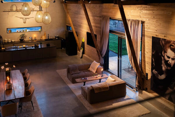 Стильный дом с чёрными элементами в декоре на месте старого амбара Стильный дом с чёрными элементами в декоре на месте старого амбара