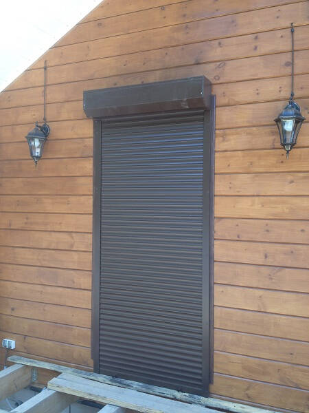 Использование наружных и внутренних рольставней на дверях Использование наружных и внутренних рольставней на дверях