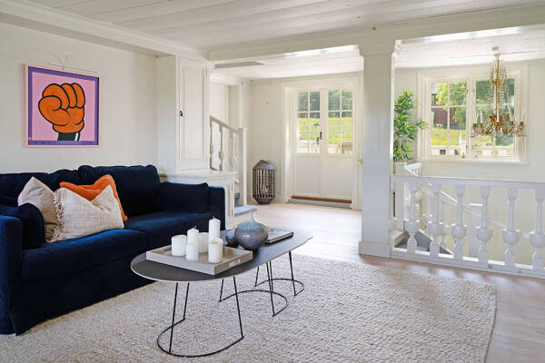 Красивая желтая вилла в Швеции с террасами и бассейном