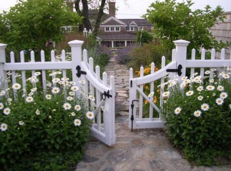 Установка маленького забора на участке Установка маленького забора на участке