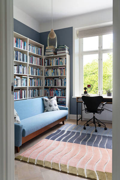 Оттенки синего и современное искусство: просторная квартира в Швеции с видом на озеро Оттенки синего и современное искусство: просторная квартира в Швеции с видом на озеро