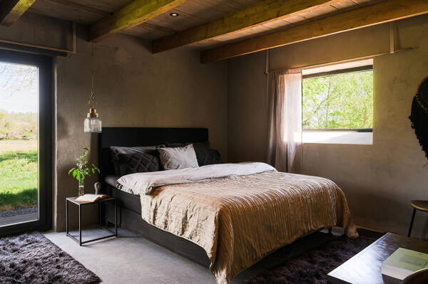 Стильный дом с чёрными элементами в декоре на месте старого амбара Стильный дом с чёрными элементами в декоре на месте старого амбара