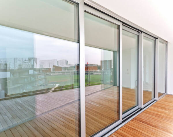 Достоинства алюминиевых входных дверей из алюминиевого профиля Достоинства алюминиевых входных дверей из алюминиевого профиля