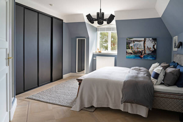 Оттенки синего и современное искусство: просторная квартира в Швеции с видом на озеро Оттенки синего и современное искусство: просторная квартира в Швеции с видом на озеро