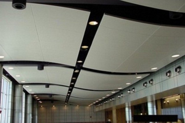 Подвесные потолки Армстронг: устройство и варианты применения в жилых помещениях Подвесные потолки Армстронг: устройство и варианты применения в жилых помещениях