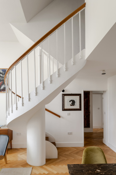 Интересное пространство белой квартиры в Лондоне Интересное пространство белой квартиры в Лондоне