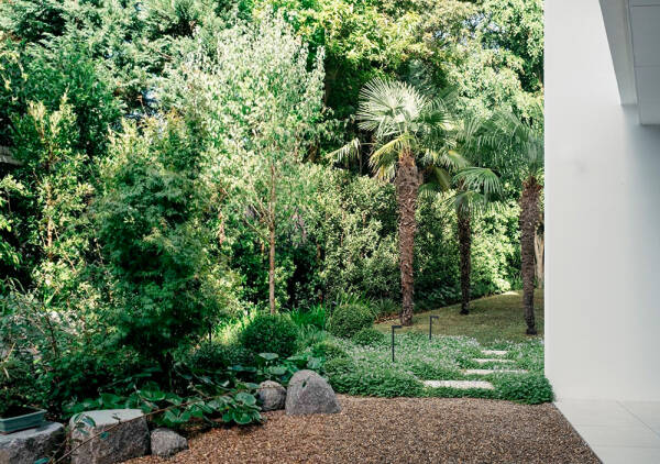 Натуральный камень и чёрные акценты: стильные апартаменты с садом в Сиднее Натуральный камень и чёрные акценты: стильные апартаменты с садом в Сиднее