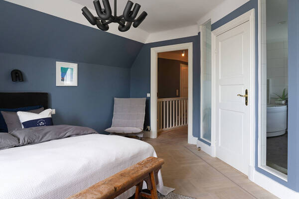 Оттенки синего и современное искусство: просторная квартира в Швеции с видом на озеро Оттенки синего и современное искусство: просторная квартира в Швеции с видом на озеро