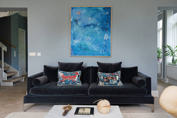 Оттенки синего и современное искусство: просторная квартира в Швеции с видом на озеро Оттенки синего и современное искусство: просторная квартира в Швеции с видом на озеро