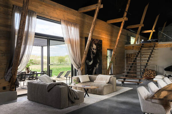 Стильный дом с чёрными элементами в декоре на месте старого амбара Стильный дом с чёрными элементами в декоре на месте старого амбара