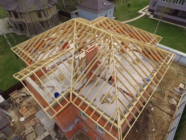 Виды вальмовых крыш с эркером, кукушкой, балконом и другие: обзор и особенности Виды вальмовых крыш с эркером, кукушкой, балконом и другие: обзор и особенности