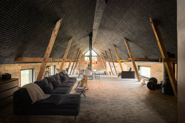 Стильный дом с чёрными элементами в декоре на месте старого амбара Стильный дом с чёрными элементами в декоре на месте старого амбара