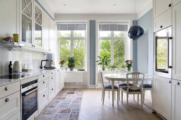 Оттенки синего и современное искусство: просторная квартира в Швеции с видом на озеро Оттенки синего и современное искусство: просторная квартира в Швеции с видом на озеро