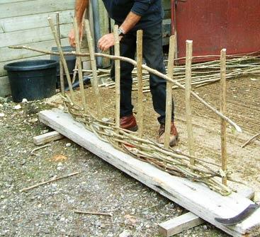 Как сделать декоративный заборчик для садовых клумб Как сделать декоративный заборчик для садовых клумб