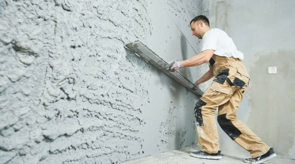 Как правильно отштукатурить стену?