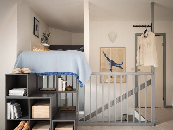 Яркая небольшая квартира-студия на последнем этаже (39 кв. м) Яркая небольшая квартира-студия на последнем этаже (39 кв. м)