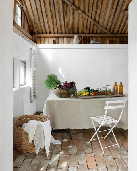 Красный коттедж с белоснежными окнами: прекрасная дача в Швеции Красный коттедж с белоснежными окнами: прекрасная дача в Швеции