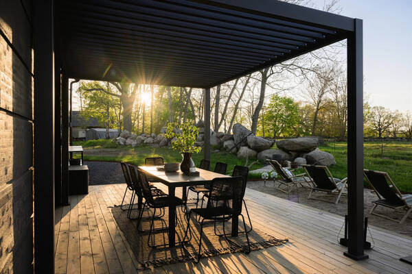 Стильный дом с чёрными элементами в декоре на месте старого амбара Стильный дом с чёрными элементами в декоре на месте старого амбара