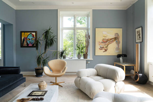 Оттенки синего и современное искусство: просторная квартира в Швеции с видом на озеро Оттенки синего и современное искусство: просторная квартира в Швеции с видом на озеро