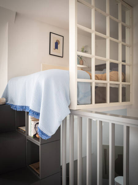 Яркая небольшая квартира-студия на последнем этаже (39 кв. м) Яркая небольшая квартира-студия на последнем этаже (39 кв. м)