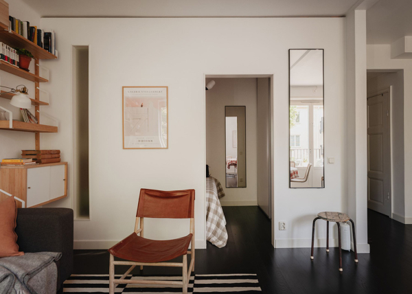 Маленькая шведская квартира с тёмным полом и спальней в нише (35 кв. м) Маленькая шведская квартира с тёмным полом и спальней в нише (35 кв. м)