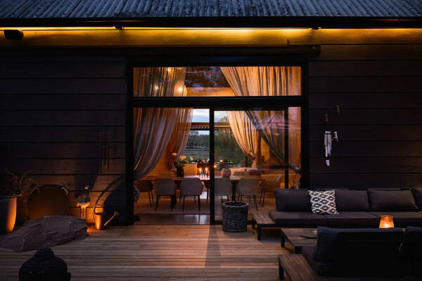 Стильный дом с чёрными элементами в декоре на месте старого амбара Стильный дом с чёрными элементами в декоре на месте старого амбара