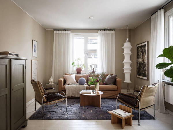 Скандинавская квартира с бежевой гостиной и терракотовой спальней (68 кв. м)