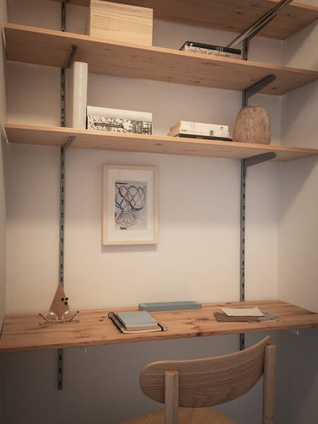 Яркая небольшая квартира-студия на последнем этаже (39 кв. м) Яркая небольшая квартира-студия на последнем этаже (39 кв. м)