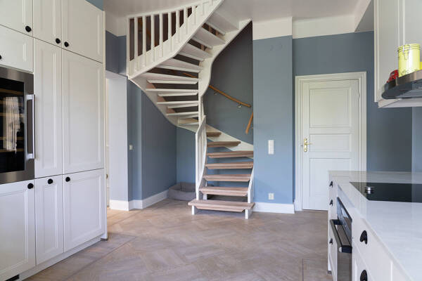 Оттенки синего и современное искусство: просторная квартира в Швеции с видом на озеро Оттенки синего и современное искусство: просторная квартира в Швеции с видом на озеро