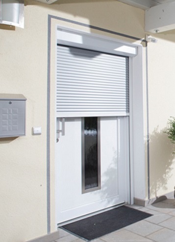 Использование наружных и внутренних рольставней на дверях Использование наружных и внутренних рольставней на дверях