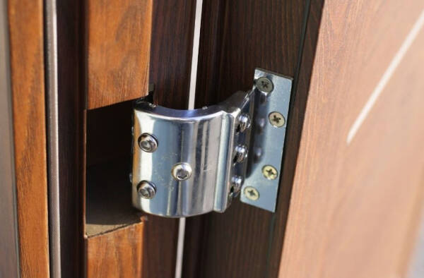 Каким требованиям должны отвечать уличные двери, предназначенные для загородного дома Каким требованиям должны отвечать уличные двери, предназначенные для загородного дома