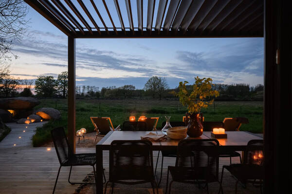 Стильный дом с чёрными элементами в декоре на месте старого амбара Стильный дом с чёрными элементами в декоре на месте старого амбара