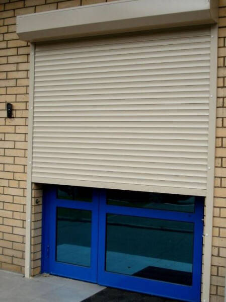 Использование наружных и внутренних рольставней на дверях Использование наружных и внутренних рольставней на дверях