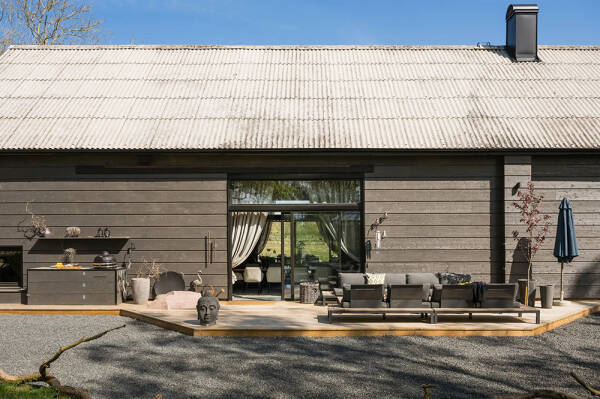 Стильный дом с чёрными элементами в декоре на месте старого амбара Стильный дом с чёрными элементами в декоре на месте старого амбара