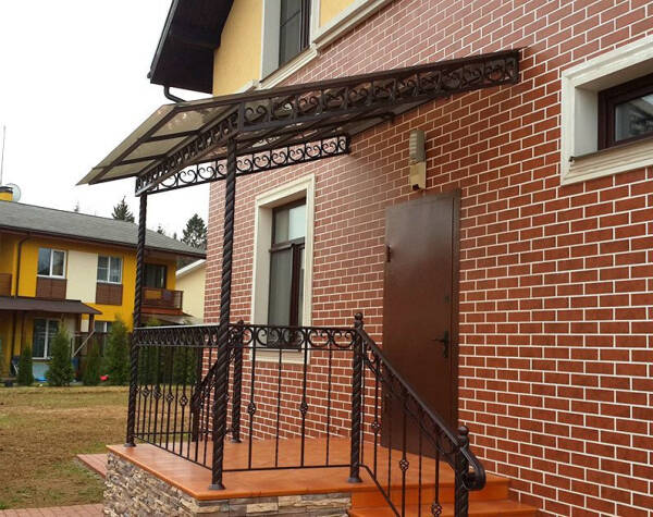 Навес над крыльцом входной двери Навес над крыльцом входной двери