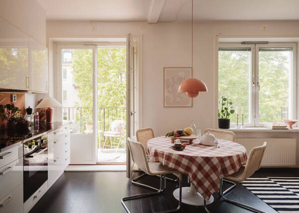 Маленькая шведская квартира с тёмным полом и спальней в нише (35 кв. м) Маленькая шведская квартира с тёмным полом и спальней в нише (35 кв. м)