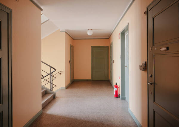 Маленькая шведская квартира с тёмным полом и спальней в нише (35 кв. м) Маленькая шведская квартира с тёмным полом и спальней в нише (35 кв. м)