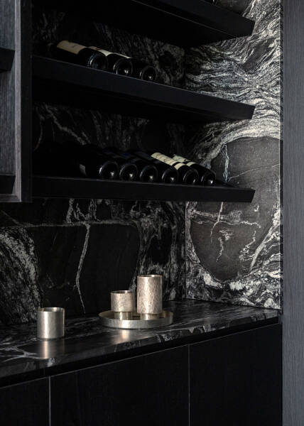 Натуральный камень и чёрные акценты: стильные апартаменты с садом в Сиднее Натуральный камень и чёрные акценты: стильные апартаменты с садом в Сиднее