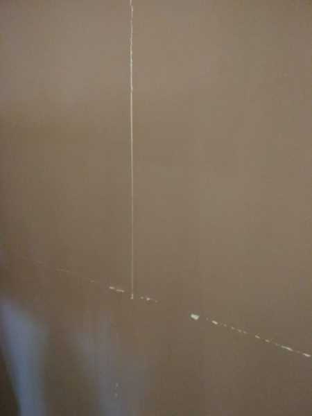 Почему трескается шпаклевка на стенах и как заделать трещины? Почему трескается шпаклевка на стенах и как заделать трещины?