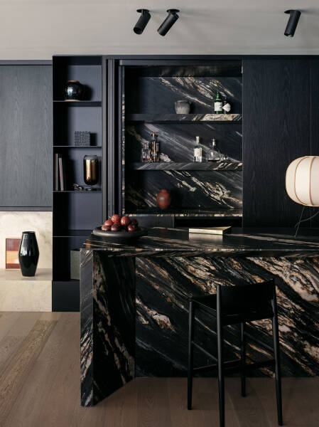 Натуральный камень и чёрные акценты: стильные апартаменты с садом в Сиднее Натуральный камень и чёрные акценты: стильные апартаменты с садом в Сиднее